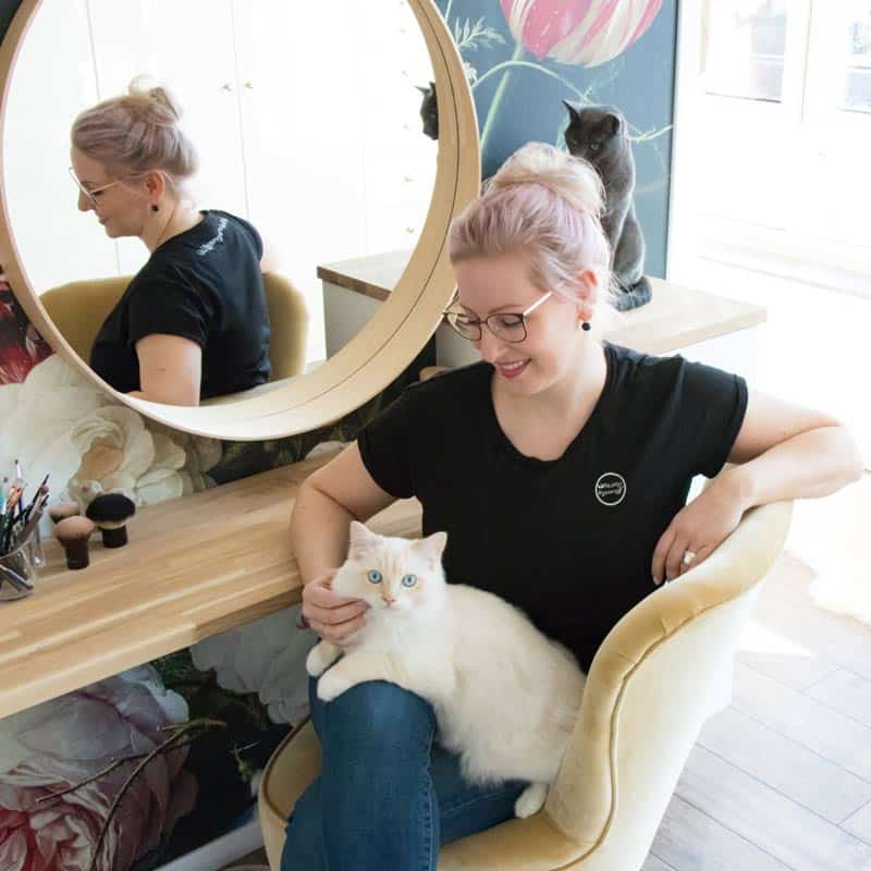 Leonie mit ihren Katzen am IKEA Hack Schminktisch
