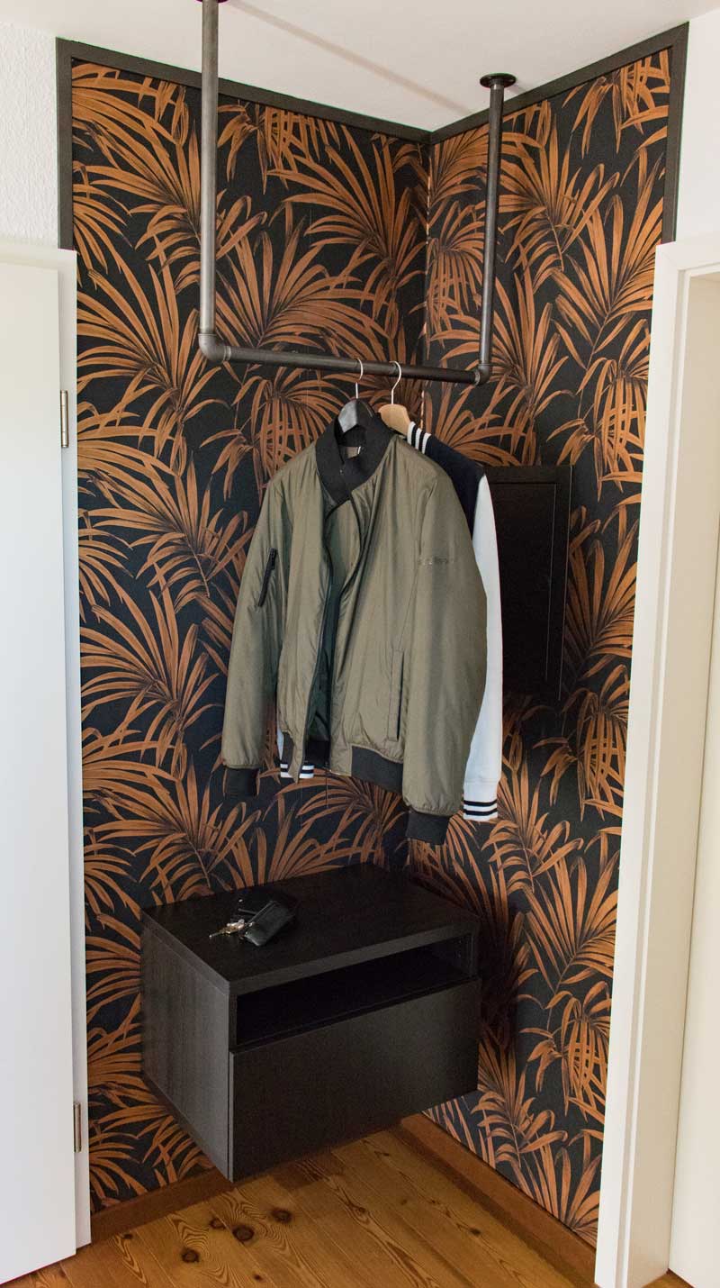 Garderobe im Flur gestalten mit Tapete - Die fertig eingerichtete Garderobe