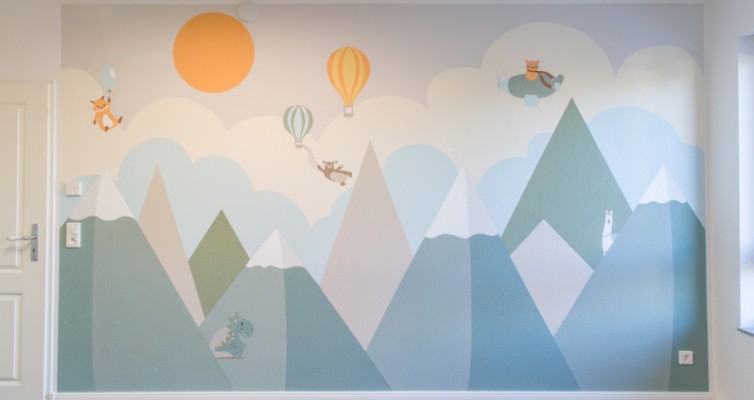 Kinderzimmer Wandbild streichen - Die fertige Berglandschaft