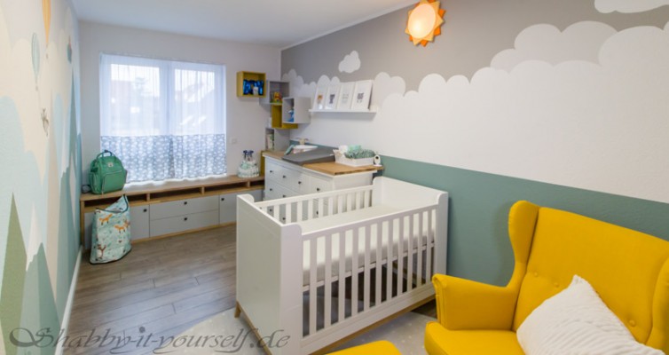 Babyzimmer Kinderzimmer Jungen - Bettchen mit Stillsessel
